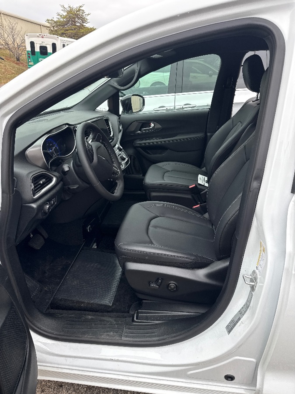 White Chrysler Voyager image number 3