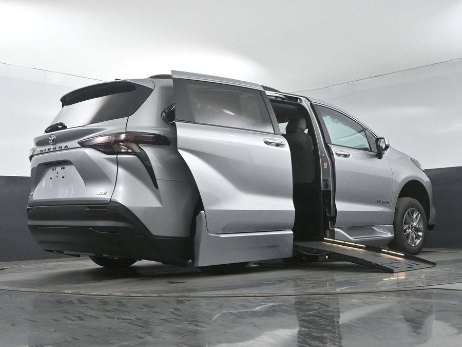 New 2025 Toyota Sienna Hybrid XLE Plus - BraunAbility Side Entry Entry Fold Out Automatic Ramp