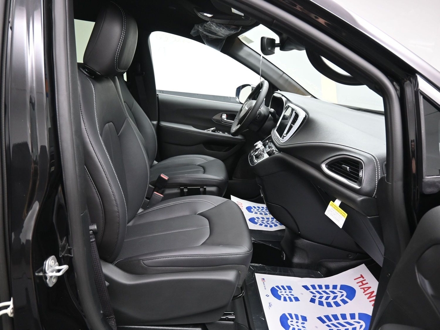 Black Chrysler Pacifica image number 8