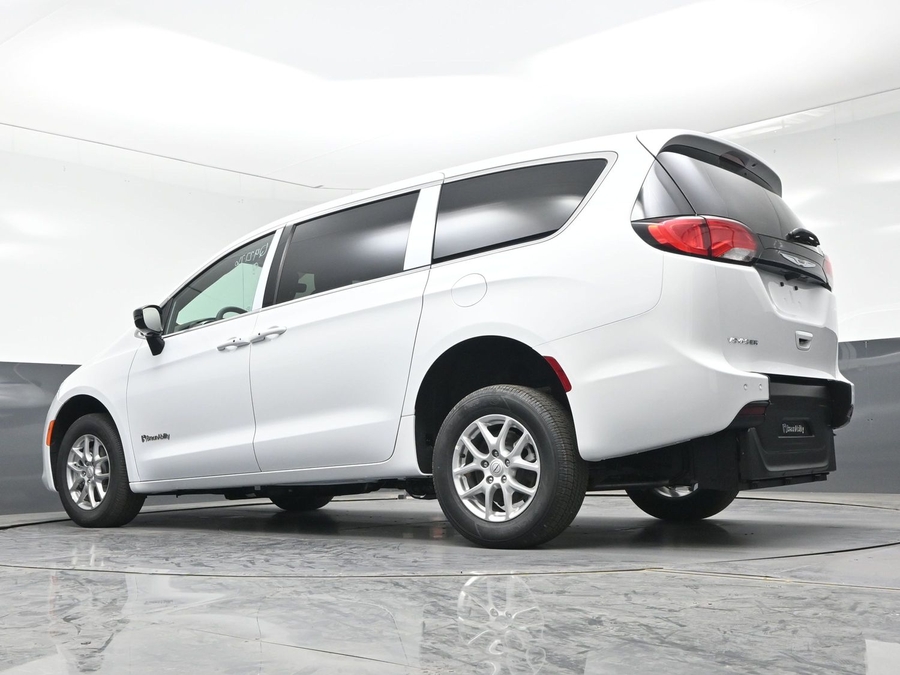 White Chrysler Voyager image number 19