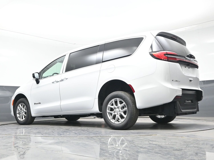 White Chrysler Pacifica image number 19