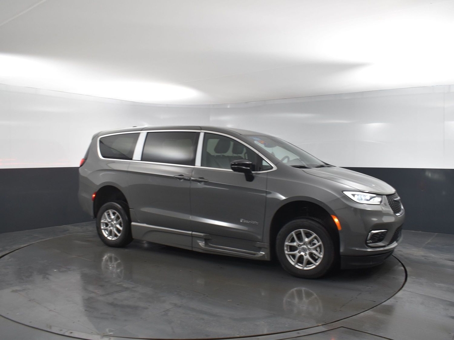 New 2025 Chrysler Pacifica Select Safety - BraunAbility Side Entry Entry Fold Out Automatic Ramp