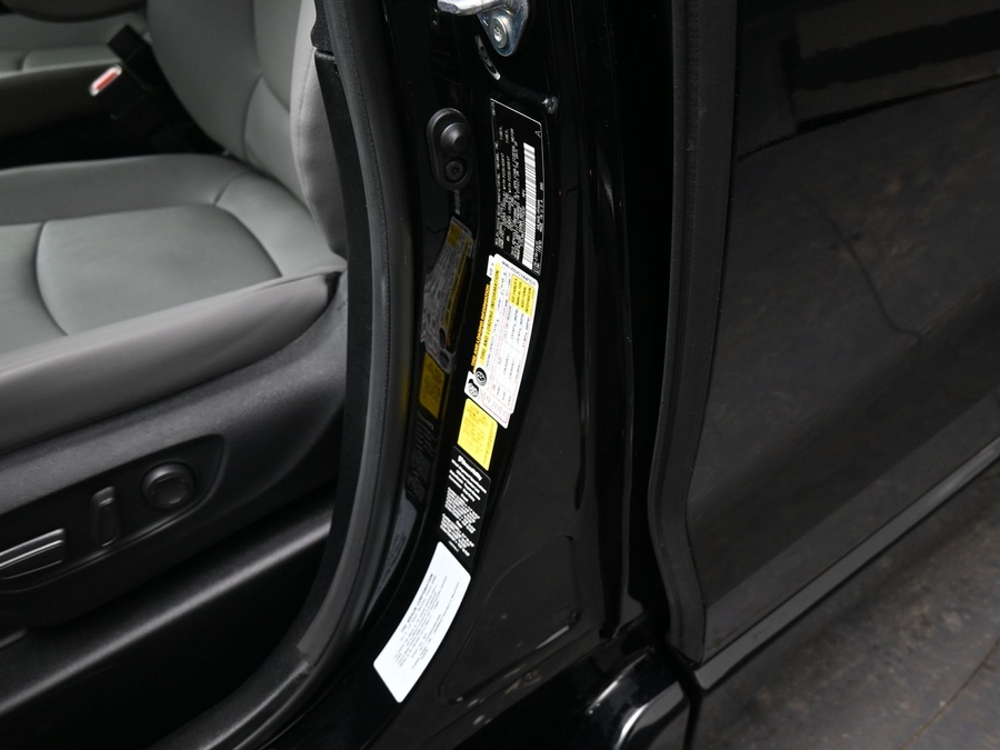 Black Toyota Sienna image number 16