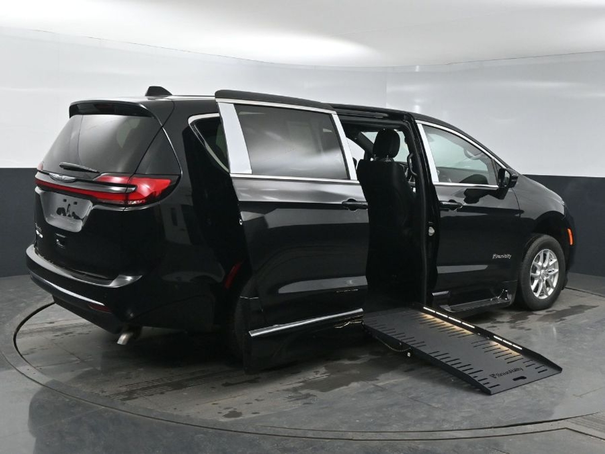 Black Chrysler Pacifica image number 6