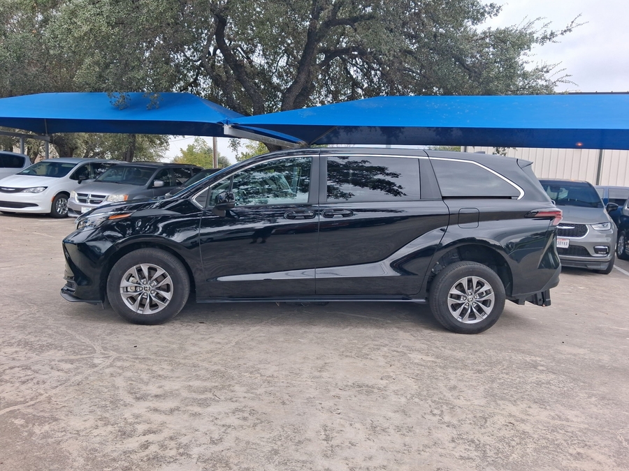 Black Toyota Sienna image number 6