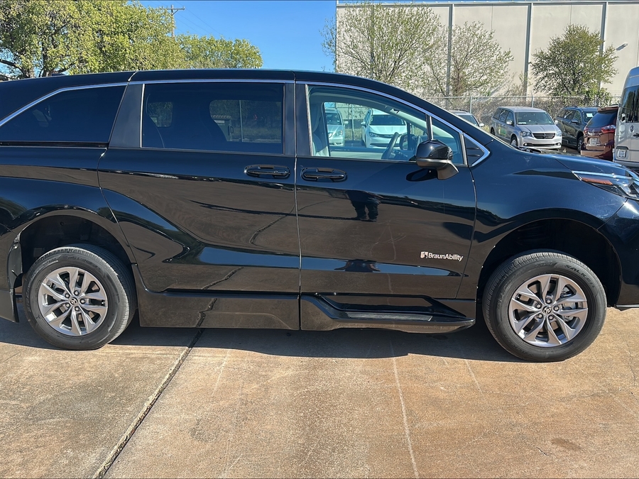Used 2024 Toyota Sienna Hybrid LE - BraunAbility Side Entry Fold Out Automatic Ramp