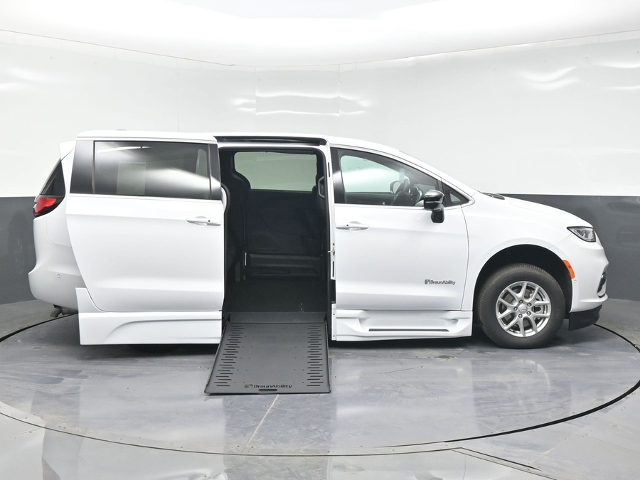 New 2025 Chrysler Pacifica Select Safety - BraunAbility Side Entry Entry In Floor Automatic Ramp