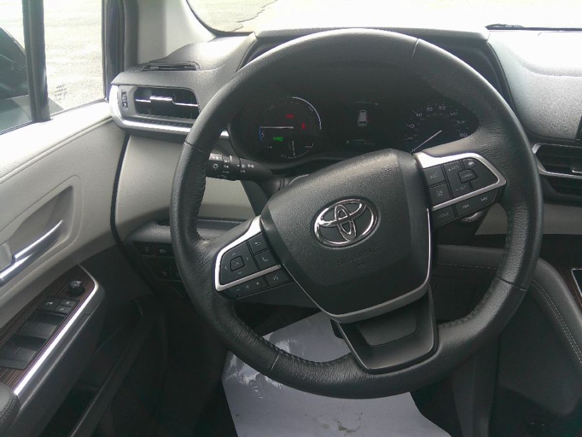 Blue Toyota Sienna image number 9