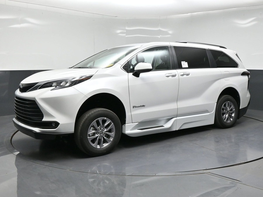 New 2026 Toyota Sienna Hybrid XLE Base - BraunAbility Side Entry Fold Out Automatic Ramp