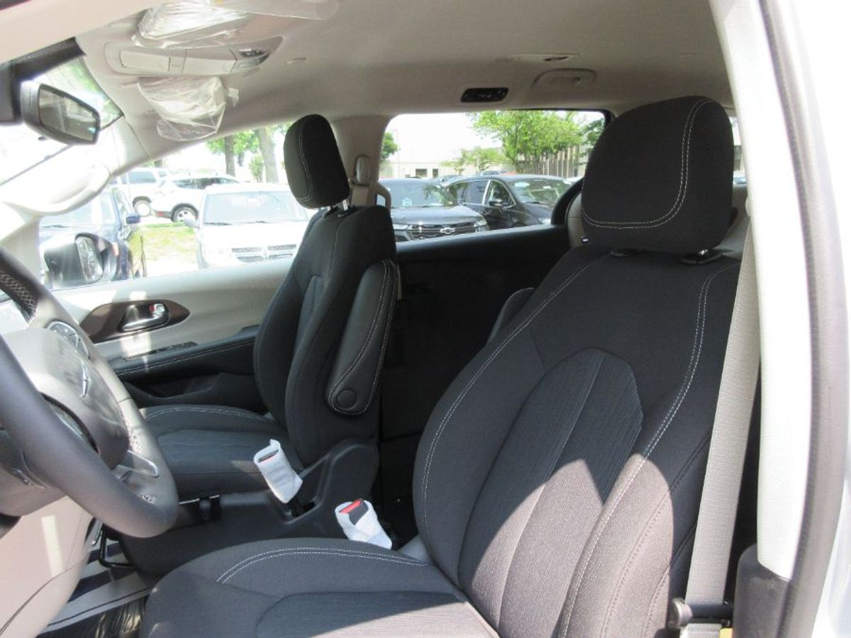 Silver Chrysler Voyager image number 11