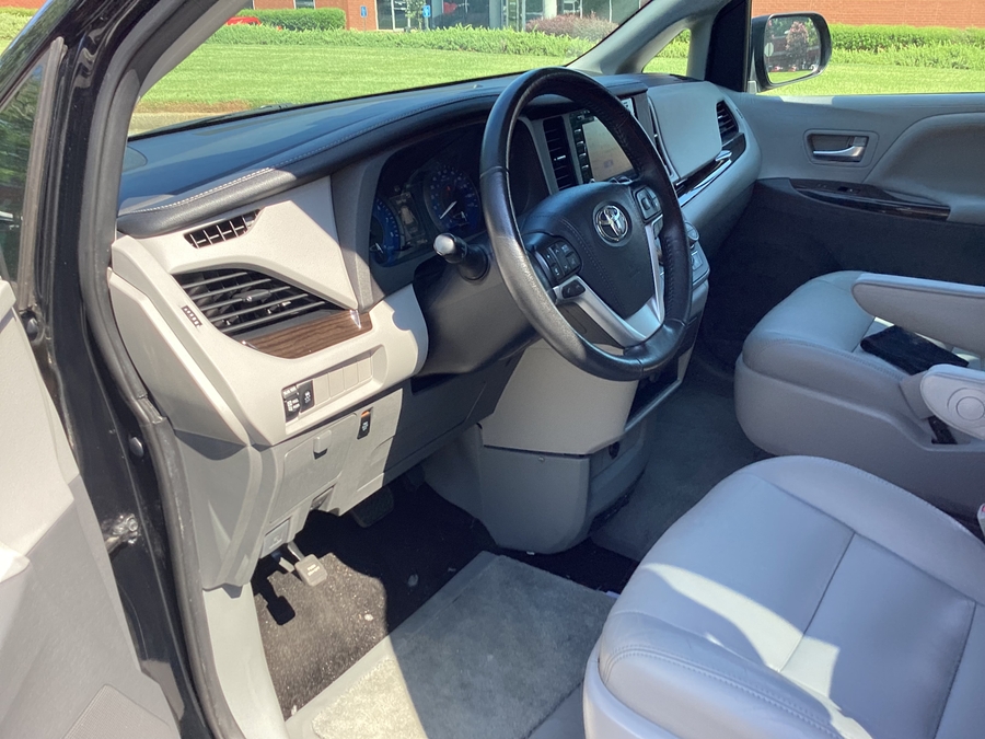 2020 Toyota Sienna XLE - Photo 22