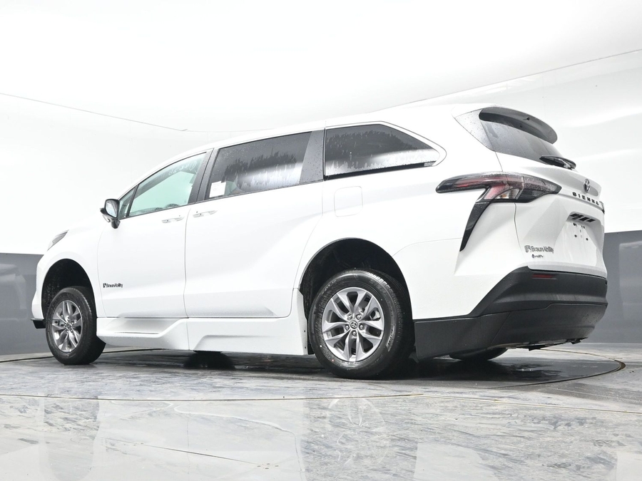 New 2026 Toyota Sienna Hybrid LE - BraunAbility Side Entry Entry Fold Out Automatic Ramp
