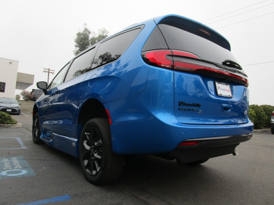 New 2026 Chrysler Pacifica Select Sport - BraunAbility Side Entry Fold Out Automatic Ramp