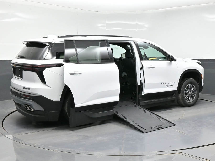New 2026 Chevrolet Traverse 1LT - BraunAbility Side Entry Entry In Floor Automatic Ramp