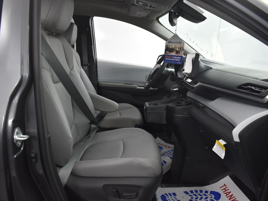 New 2025 Toyota Sienna Hybrid XLE Base - BraunAbility Side Entry Entry Fold Out Automatic Ramp