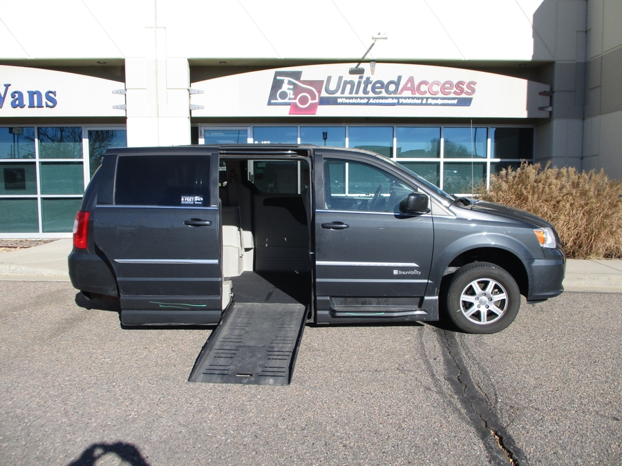 Used 2011 Chrysler Town and Country Touring - BraunAbility Side Entry Entry Fold Out Automatic Ramp