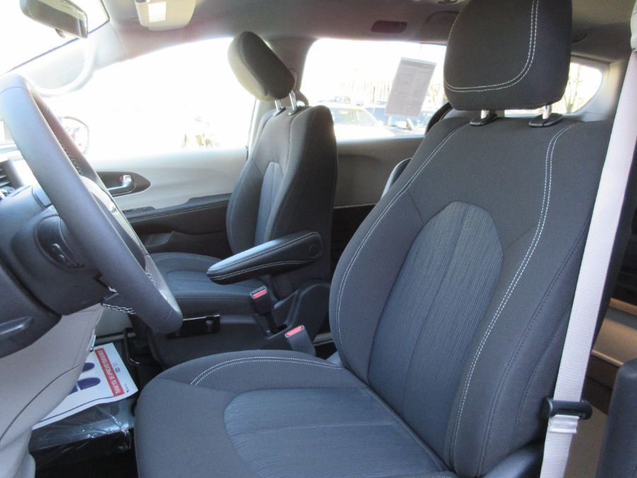 White Chrysler Voyager image number 11