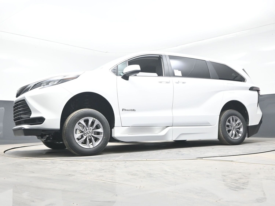 New 2026 Toyota Sienna Hybrid LE - BraunAbility Side Entry Fold Out Automatic Ramp