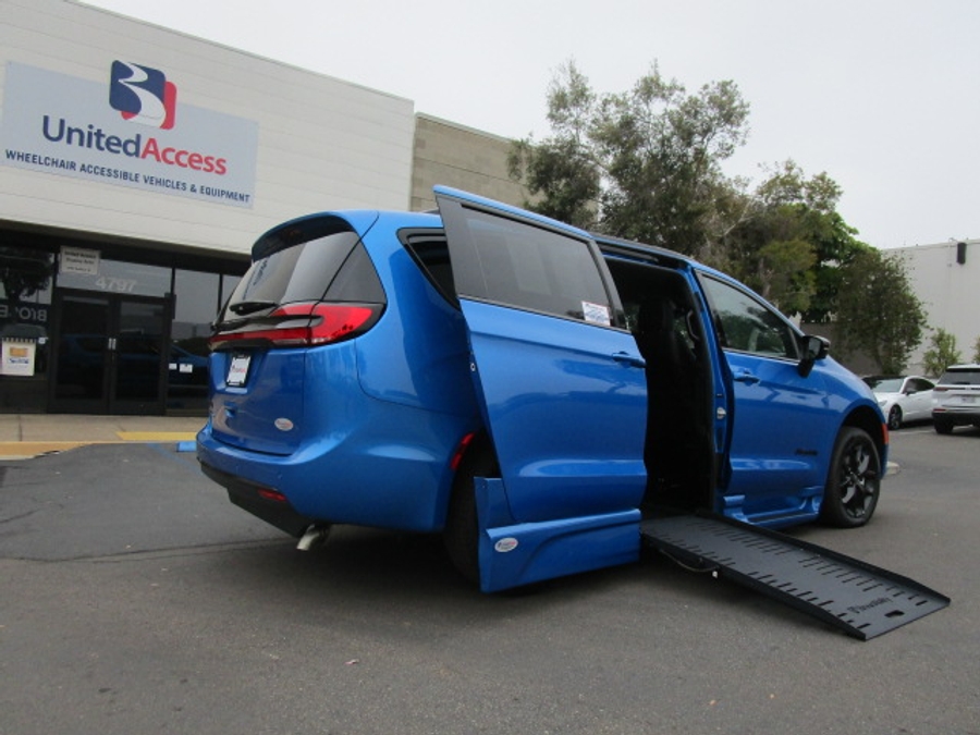 New 2026 Chrysler Pacifica Select Sport - BraunAbility Side Entry Fold Out Automatic Ramp