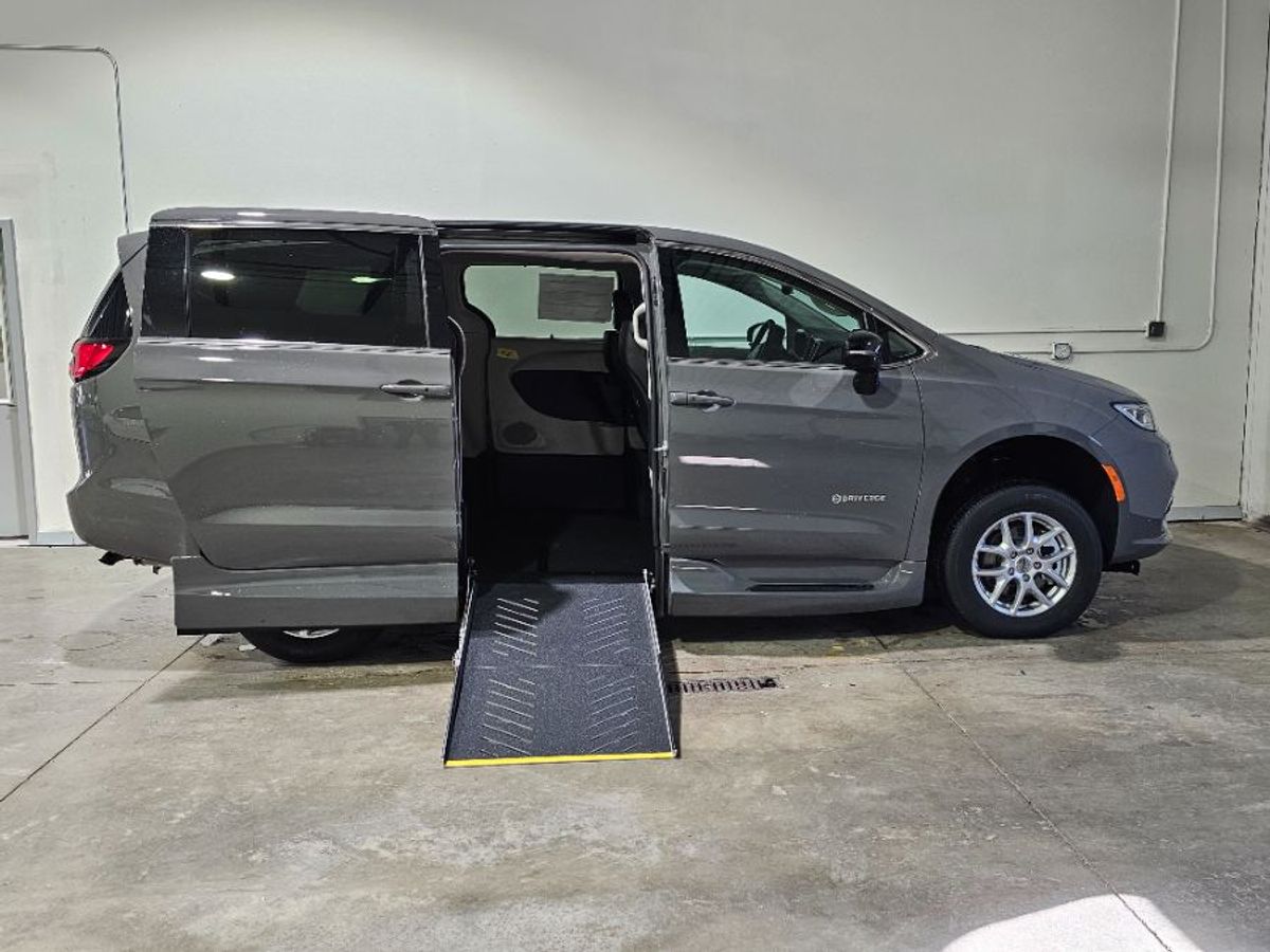 2024 Chrysler Pacifica Touring L's photo