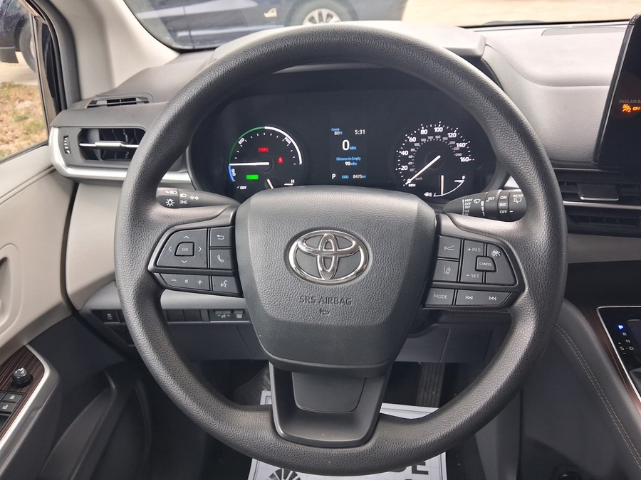 Black Toyota Sienna image number 17