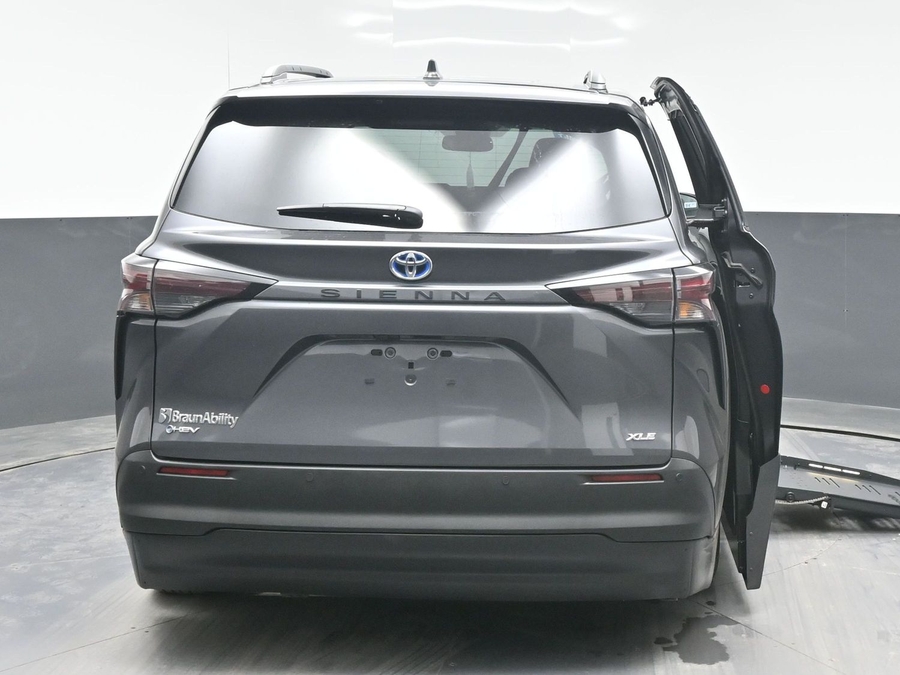 Grey Toyota Sienna image number 5