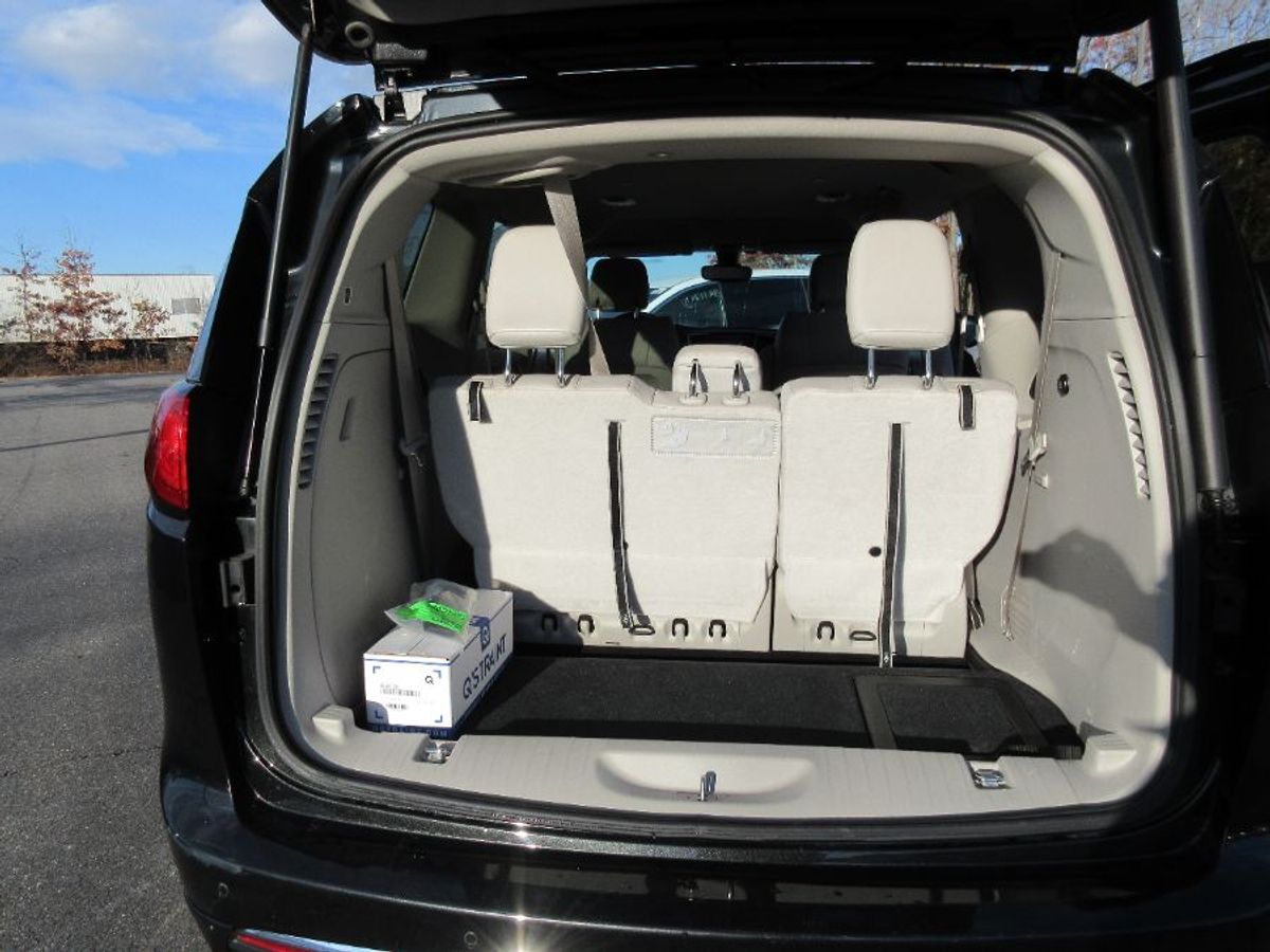 Black Chrysler Pacifica image number 14