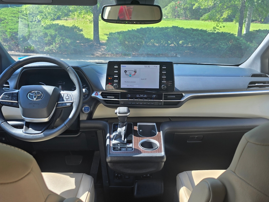 2021 Toyota Sienna XLE - Photo 8