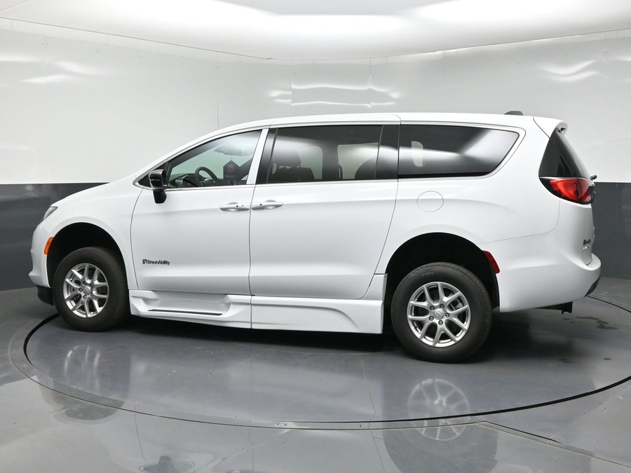White Chrysler Voyager image number 3
