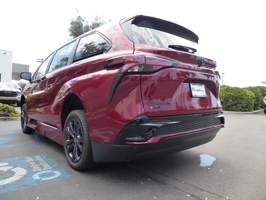 New 2026 Toyota Sienna Hybrid XSE Sport - BraunAbility Side Entry Fold Out Automatic Ramp