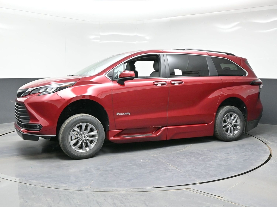 New 2026 Toyota Sienna Hybrid XLE Base - BraunAbility Side Entry Entry Fold Out Automatic Ramp