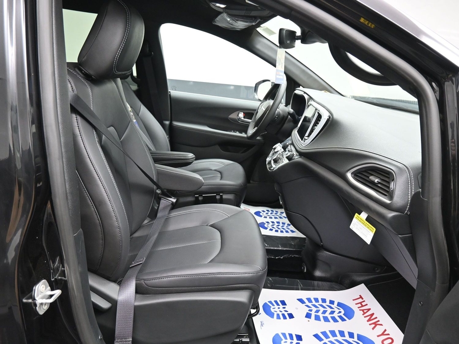 Black Chrysler Pacifica image number 8
