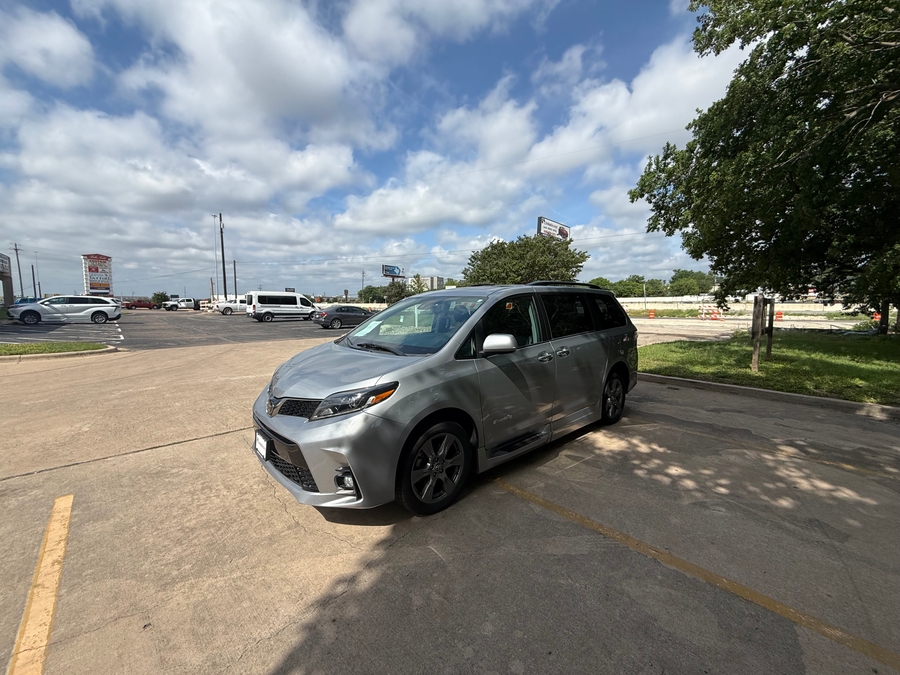 Used 2018 Toyota Sienna SE - BraunAbility Side Entry Entry Fold Out Automatic Ramp