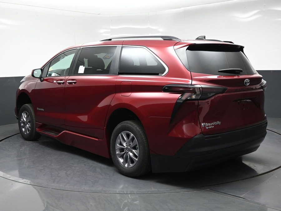 New 2026 Toyota Sienna Hybrid XLE Base - BraunAbility Side Entry In Floor Automatic Ramp