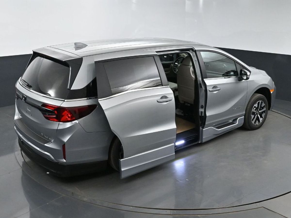 Silver Honda Odyssey image number 25