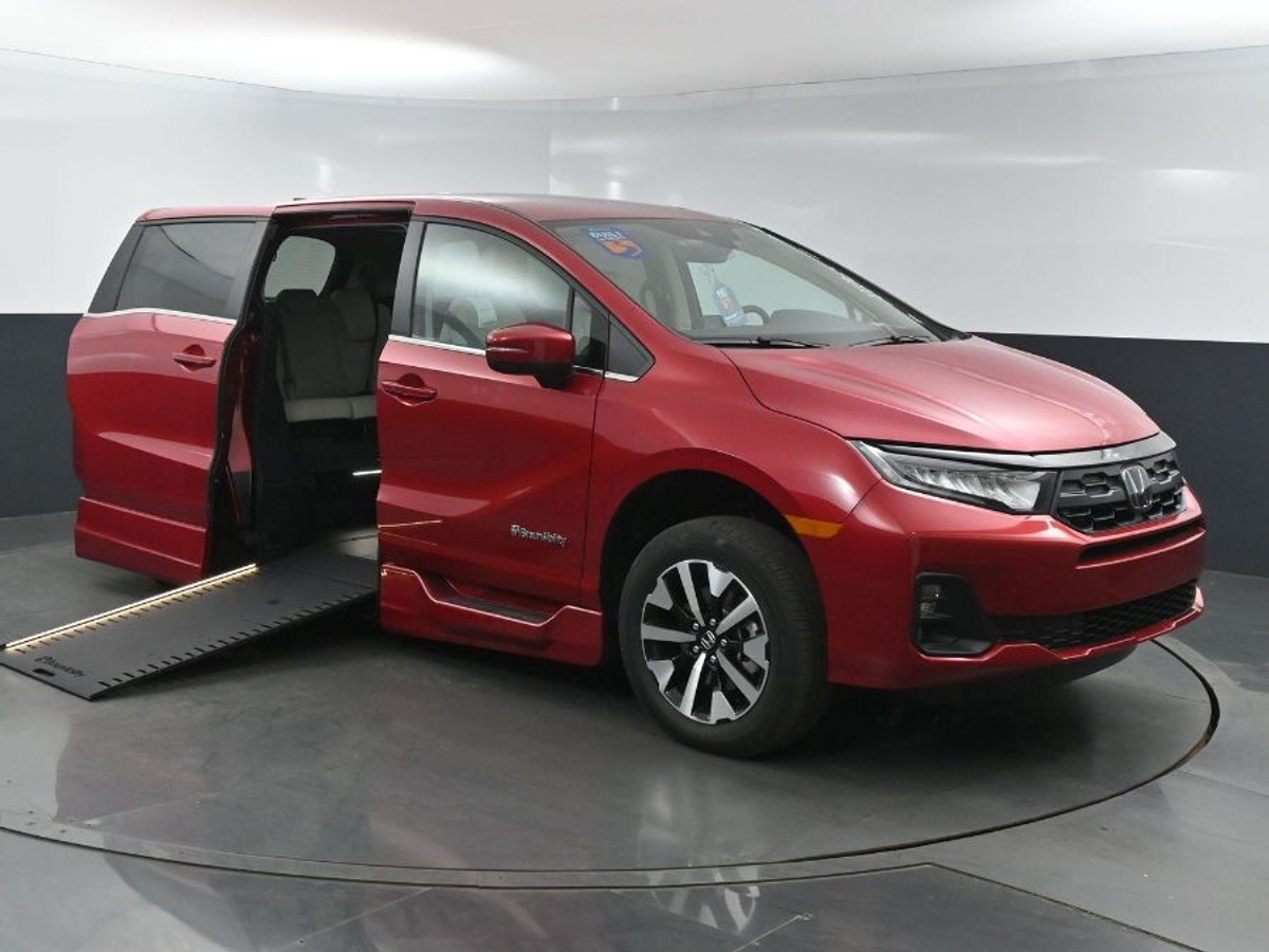 Red Honda Odyssey image number 1