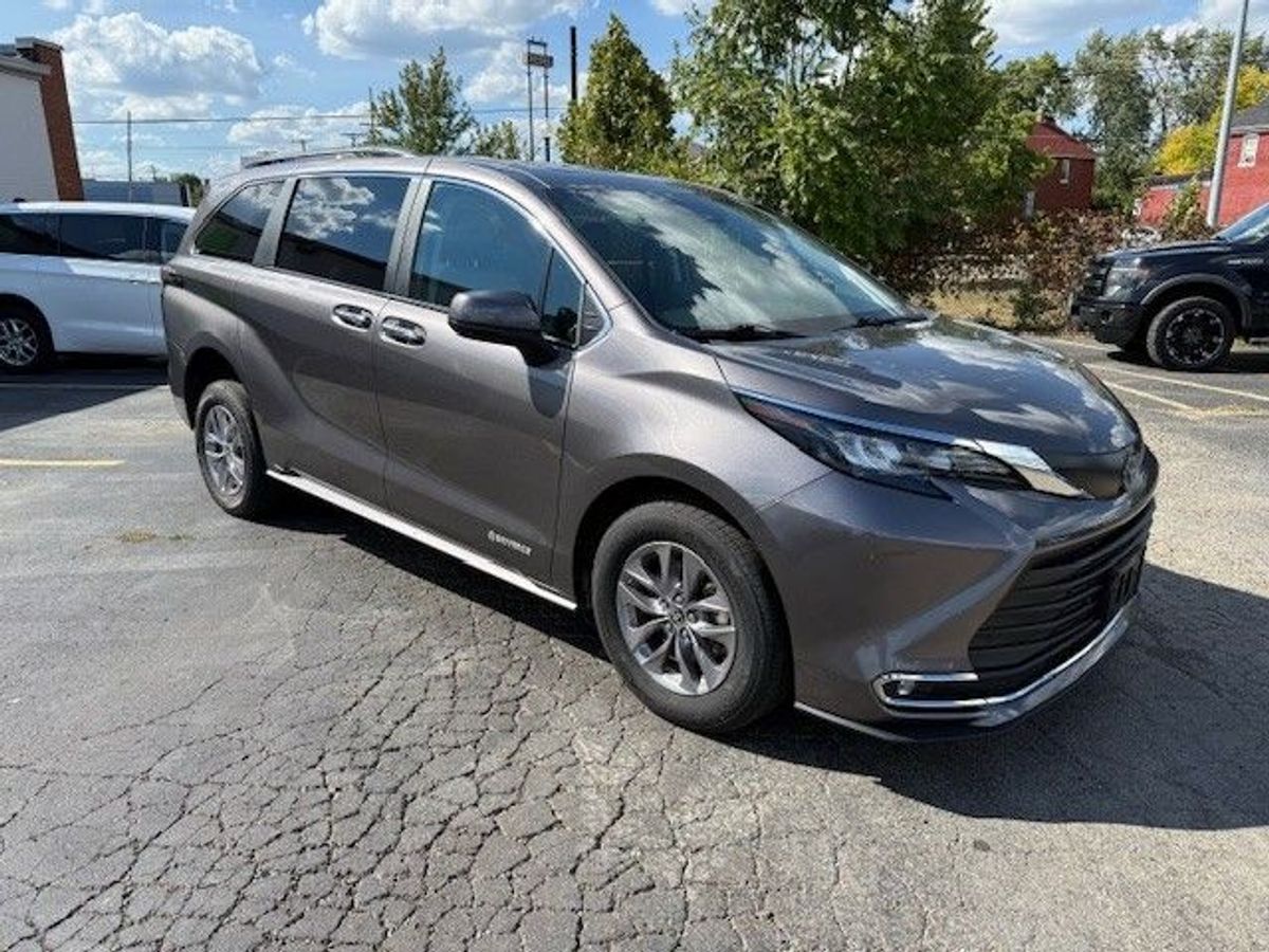 Grey Toyota Sienna image number 1