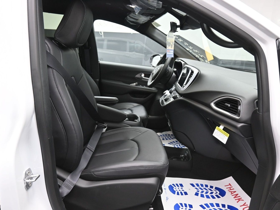 White Chrysler Voyager image number 9