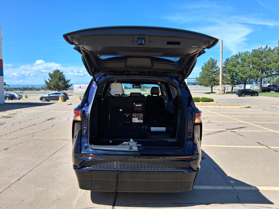 Blue Toyota Sienna image number 11