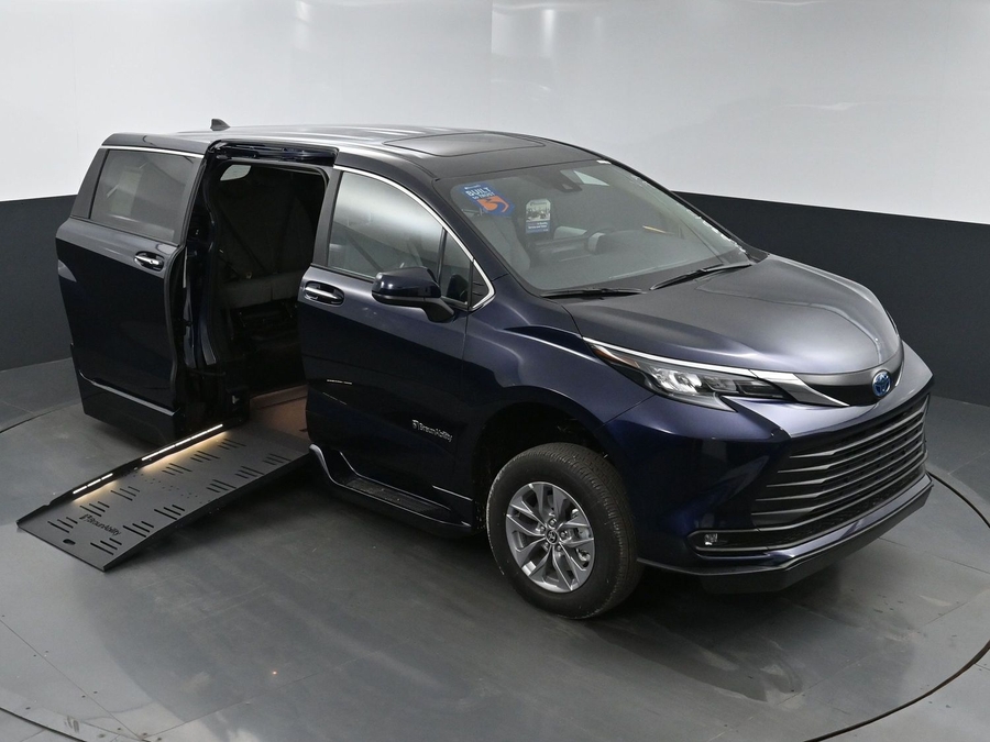 New 2025 Toyota Sienna Hybrid XLE Base - BraunAbility Side Entry Entry Fold Out Automatic Ramp
