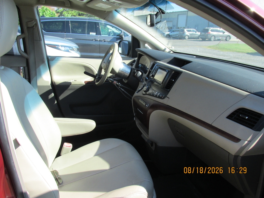  Toyota Sienna image number 12
