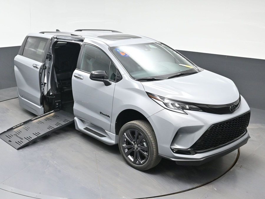 New 2026 Toyota Sienna Hybrid XSE Sport - BraunAbility Side Entry Fold Out Automatic Ramp