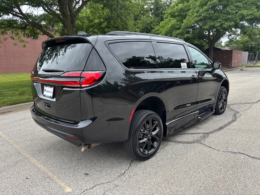 Used 2023 Chrysler Pacifica Touring L - BraunAbility Side Entry Entry Fold Out Automatic Ramp