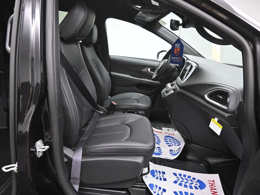 Black Chrysler Pacifica image number 8