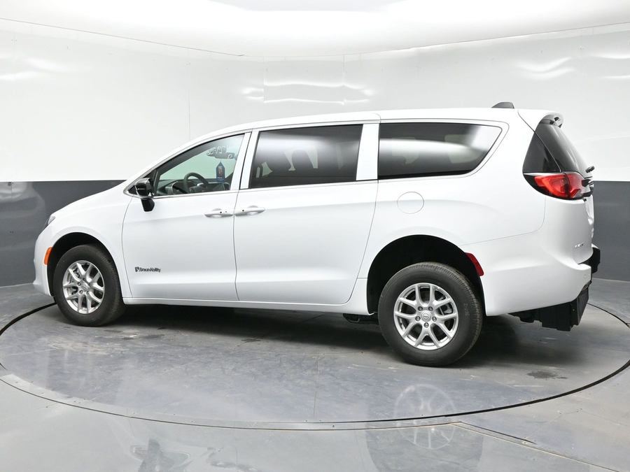 2026 Chrysler Voyager LX's photo