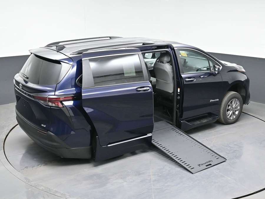 Blue Toyota Sienna image number 24