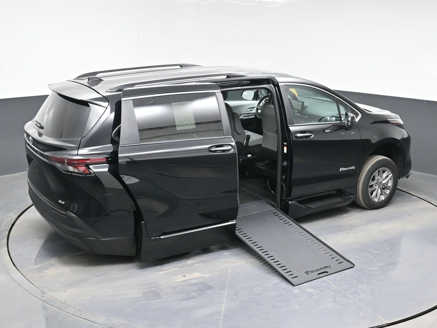 Black Toyota Sienna image number 25