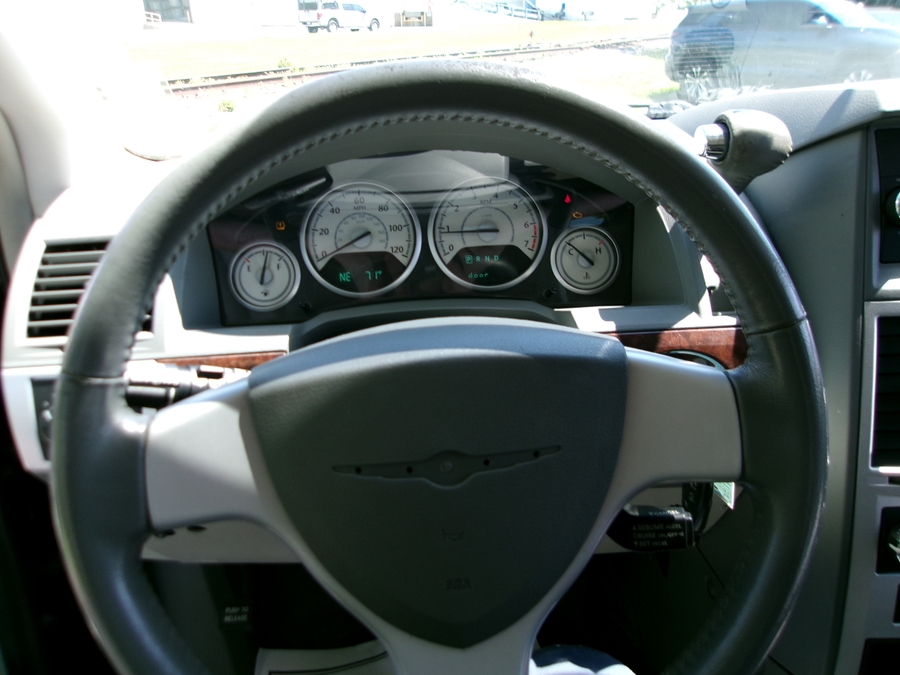 Black Chrysler Town and Country image number 20