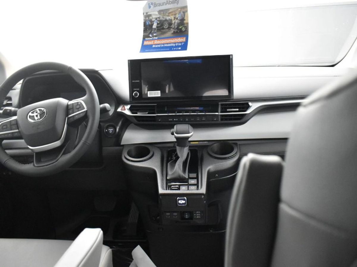 Grey Toyota Sienna image number 12