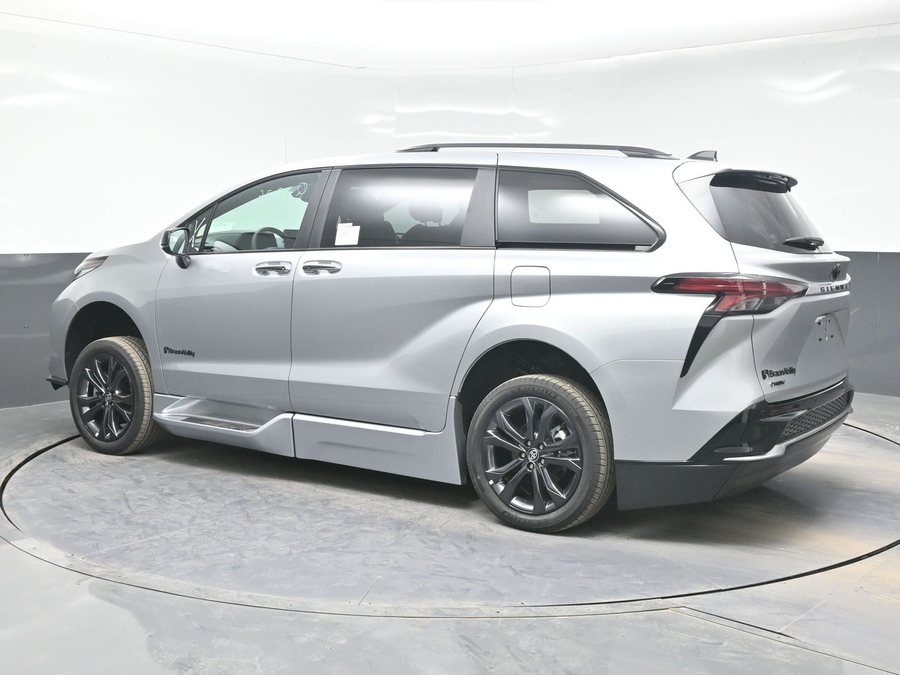 Silver Toyota Sienna image number 3